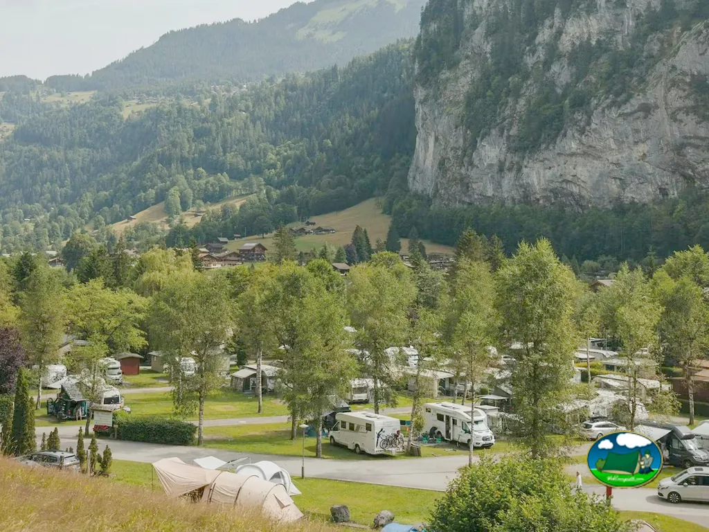 Vista general de las parcelas de Camping Jungfrau, Lauterbrunnen