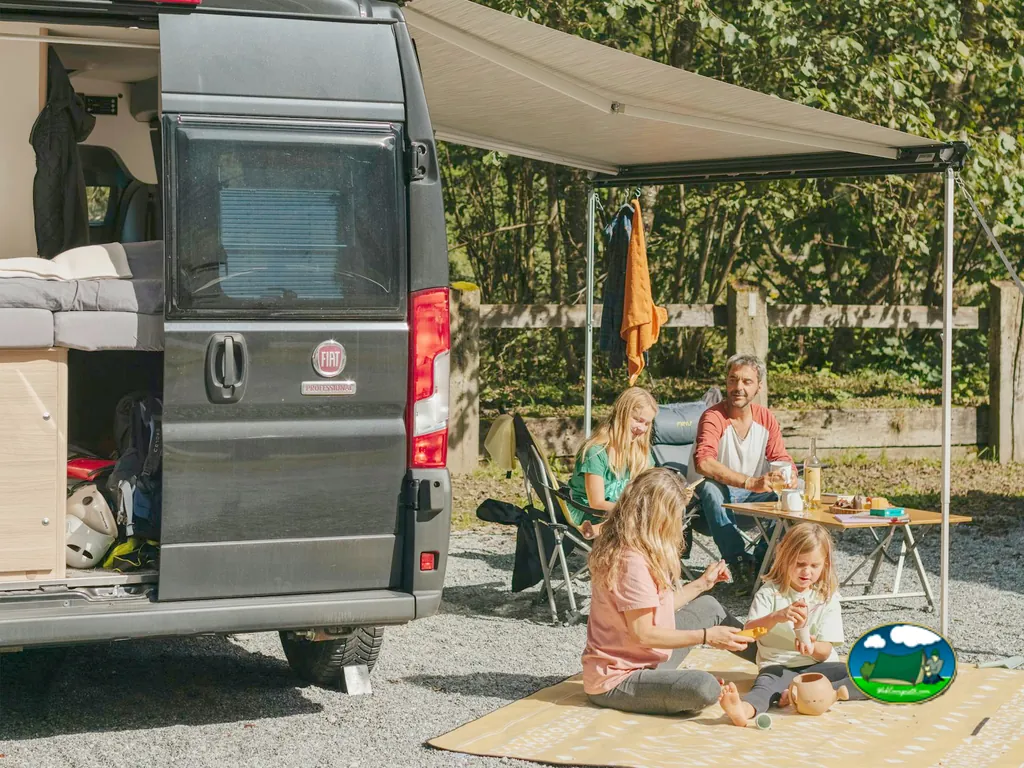 Familia junto a su autocaravana en Camping Jungfrau, Lauterbrunnen