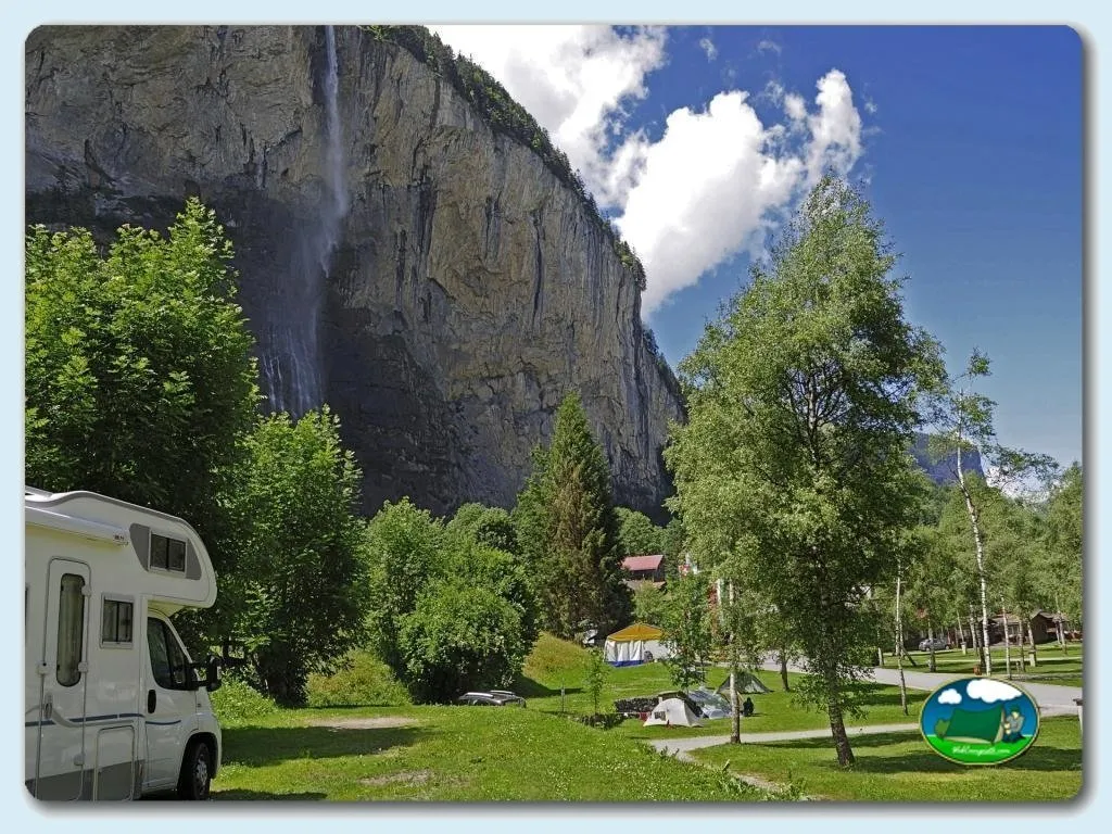 Mobil-home en parcela con vistas a montaña y cascada del Camping Jungfrau, Lauterbrunnen