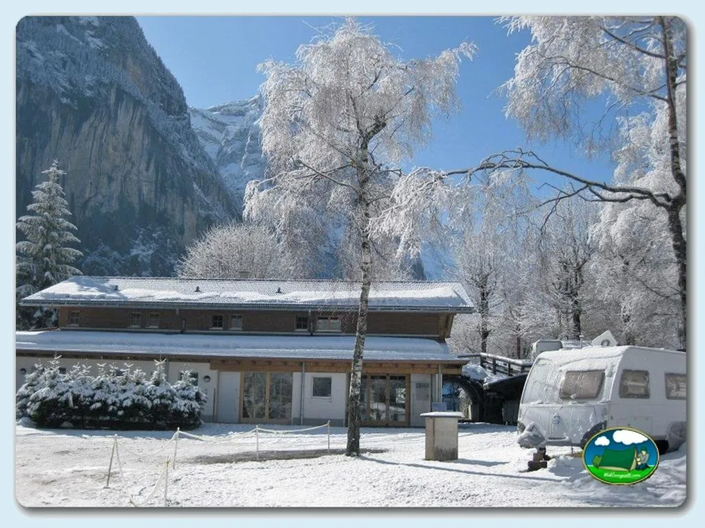 Montaña con mobil-home en invierno del Camping Jungfrau, Lauterbrunnen