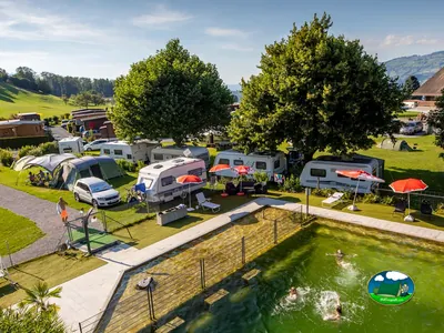 Vista aérea de las parcelas y el estanque natural de Camping Stuhlegg, Krattigen