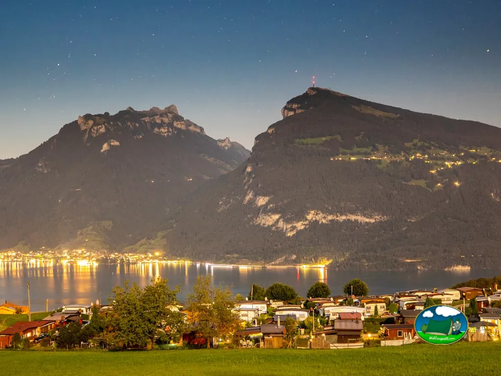 Camping Stuhlegg iluminado frente al lago de Thun por la noche, Krattigen