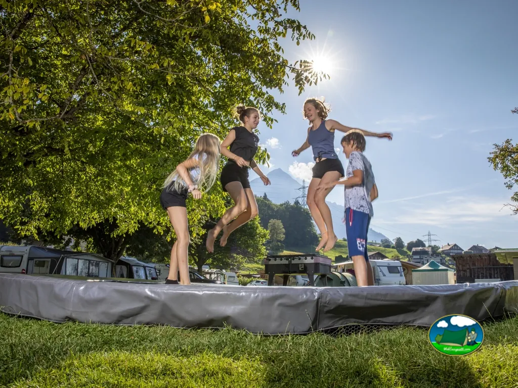 Niños en la cama elástica de Camping Stuhlegg, Krattigen