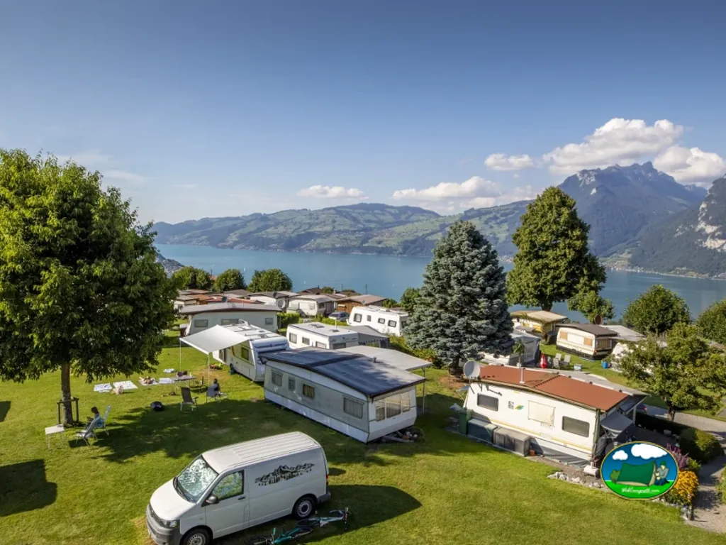 Parcela junto al lago con vistas alpinas del Camping Stuhlegg, Krattigen