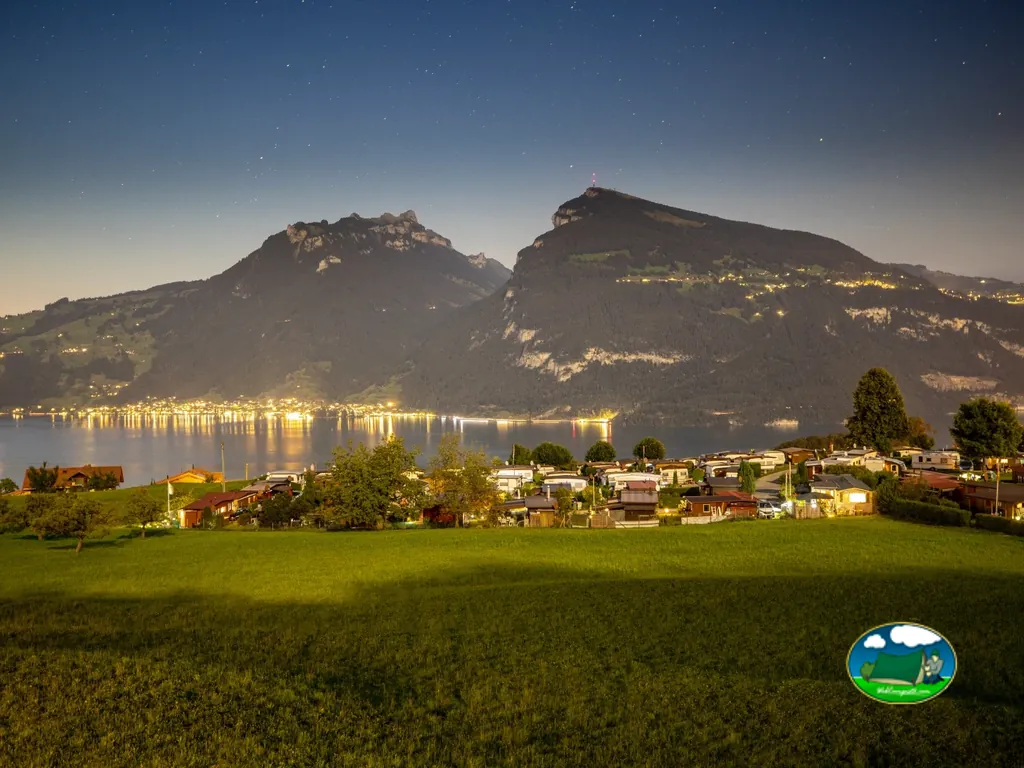 Camping junto al lago con vistas a montaña nocturna del Camping Stuhlegg, Krattigen