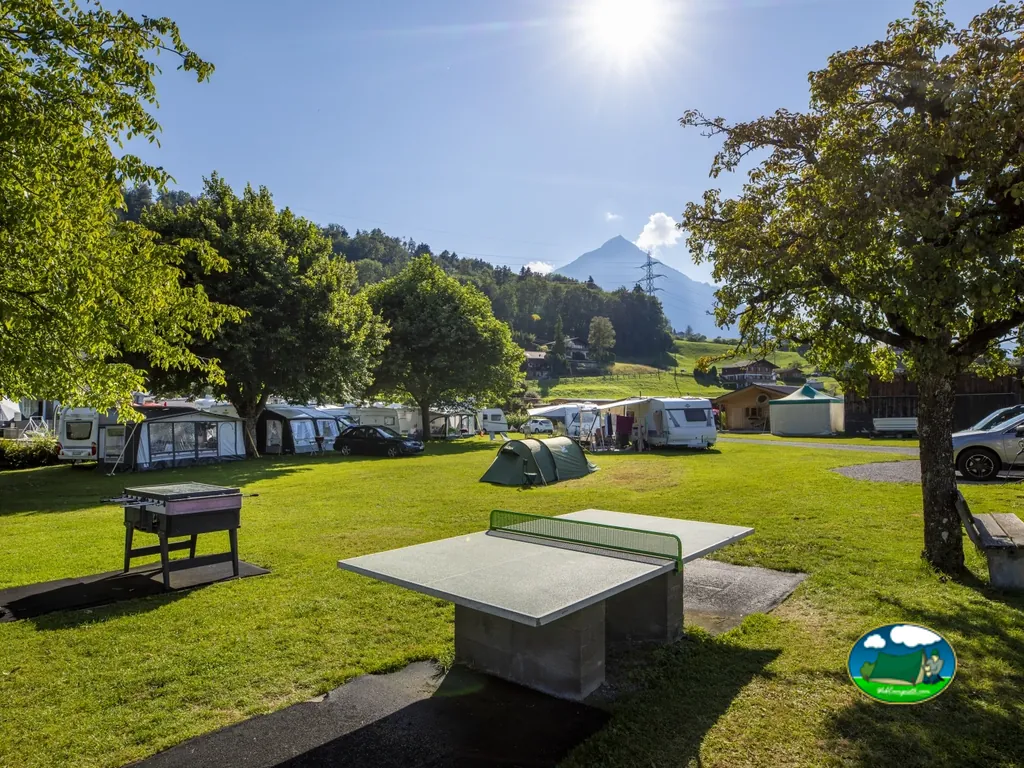 Parcela con vistas a la montaña, mobil-home y tienda de acampada del Camping Stuhlegg, Krattigen