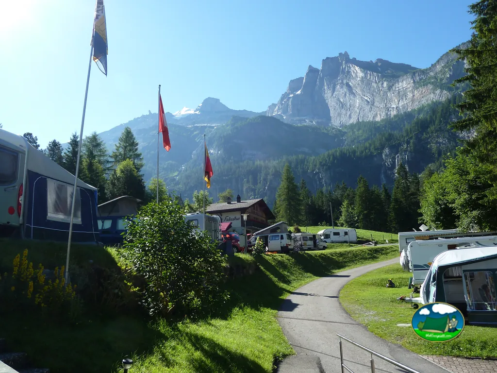 Parcelas aterrazadas con vistas a las montañas de Camping Rendez-vous, Kandersteg