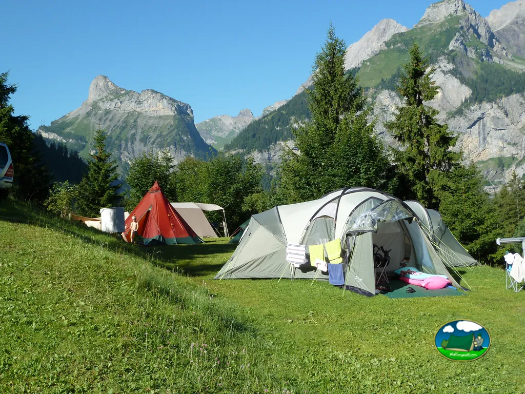 Tiendas de campaña frente a las montañas en Camping Rendez-vous, Kandersteg
