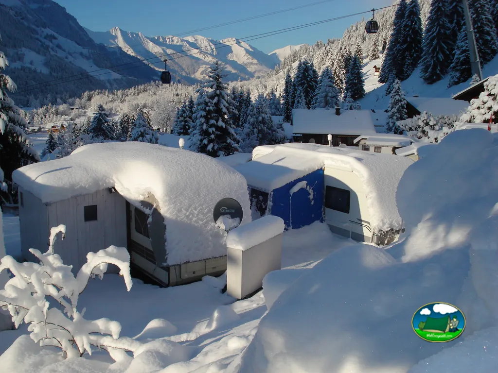 Parcelas nevadas de Camping Rendez-vous en invierno, Kandersteg
