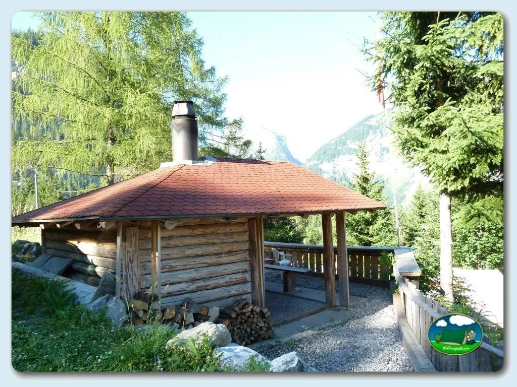 Cabaña de madera con vistas a la montaña del Camping Rendez Vous, Suiza