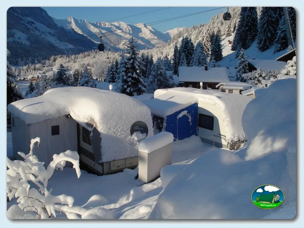 Mobil-homes en montaña nevada con vistas a sierra del Camping Rendez Vous, Suiza