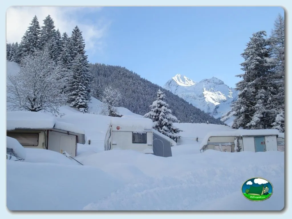 Mobil-home invierno con vistas a montaña nevada del Camping Rendez Vous, Suiza