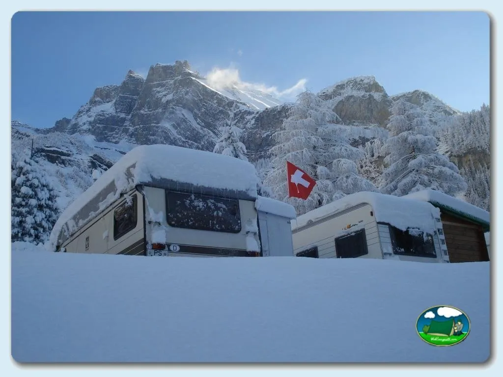 Mobil-home con vistas a la montaña nevada del Camping Rendez Vous, Suiza