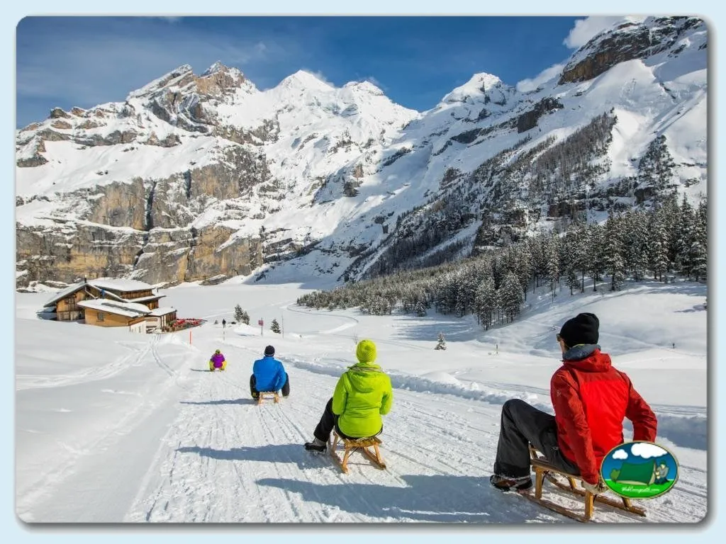 Montaña con parque infantil trineos nieve del Camping Rendez Vous, Suiza