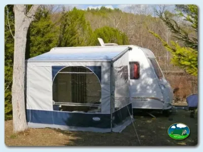 Mobil-home con toldo en parcela arbolada del Camping Ribera del Chanza, Huelva (Huelva)
