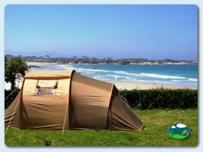 Tienda de acampada junto al mar con vistas a playa del Camping A Nosa Casa, Barreiros (Lugo)