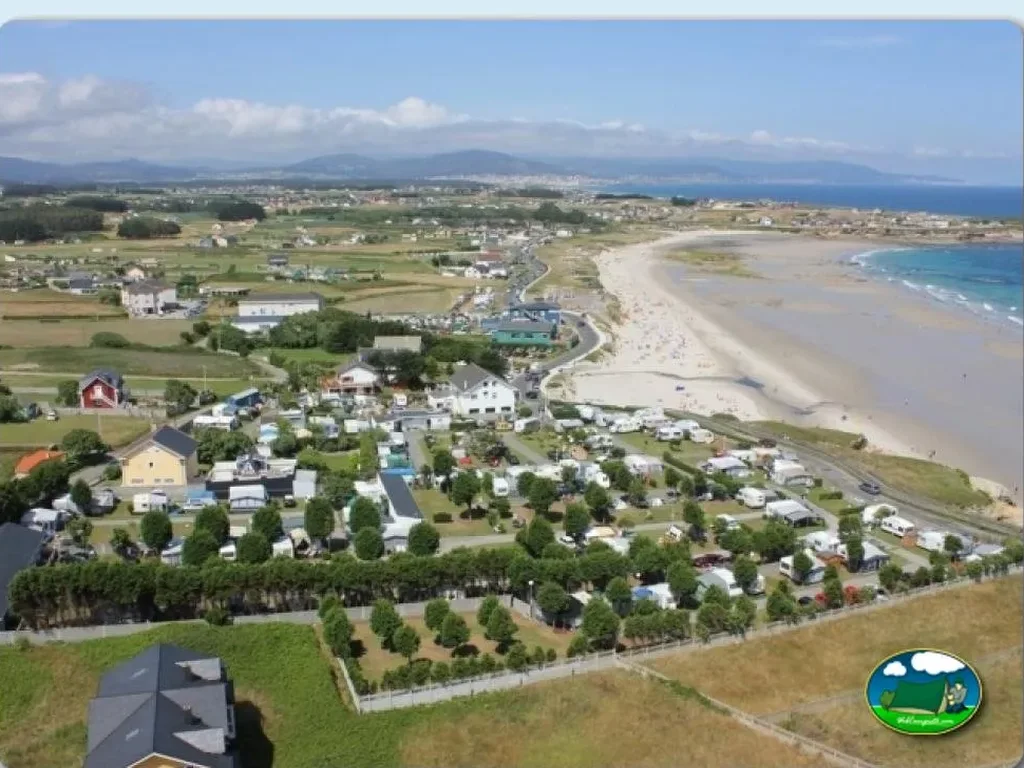 Playa junto al mar, parcelas y piscina con vistas panorámicas del Camping A Nosa Casa, Barreiros (Lugo)