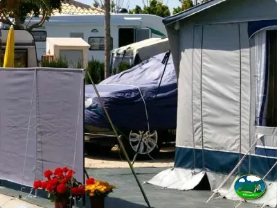 Parcela con tienda de acampada y caravana del Camping Lo Monte, Pilar de la Horadada (Alicante)
