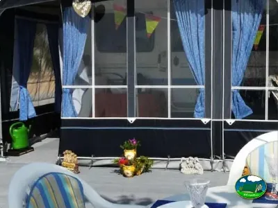 Mobil-home con cortinas azules del Camping Lo Monte, Pilar de la Horadada (Alicante)