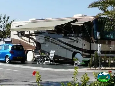 Mobil-home en parcela con toldo desplegado del Camping Lo Monte, Pilar de la Horadada (Alicante)