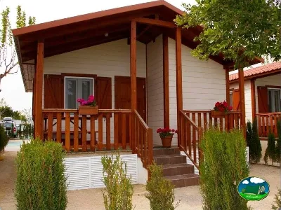 Mobil-home con terraza y flores del Camping Lo Monte, Pilar de la Horadada (Alicante)
