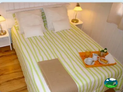 Bungalow interior con cama doble y desayuno del Camping Lo Monte, Pilar de la Horadada (Alicante)