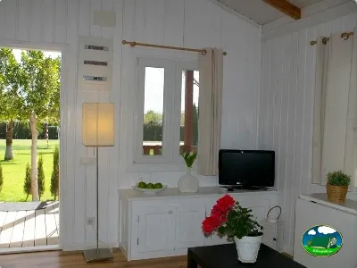 Bungalow interior luminoso con vistas al jardín del Camping Lo Monte, Pilar de la Horadada (Alicante)