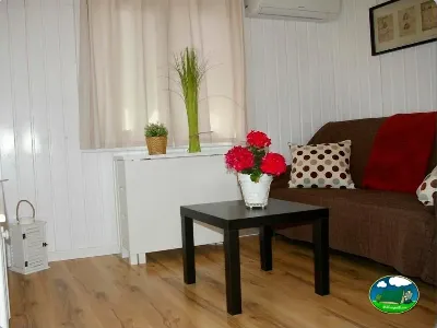 Mobil-home, interior con salón y sofá del Camping Lo Monte, Pilar de la Horadada (Alicante)