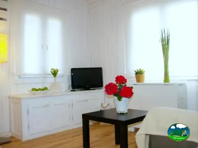 Interior mobil-home con zona de estar y cocina del Camping Lo Monte, Pilar de la Horadada (Alicante)