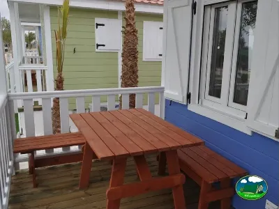 Bungalow con terraza y mesa de picnic del Camping Lo Monte, Pilar de la Horadada (Alicante)