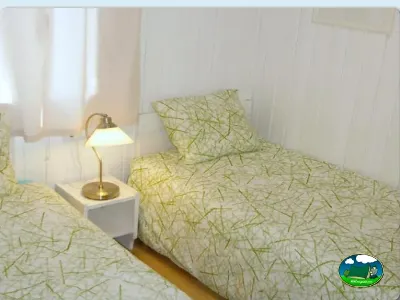 Bungalow dormitorio con cama y lámpara del Camping Lo Monte, Pilar de la Horadada (Alicante)