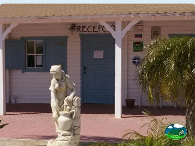 Recepción con decoración escultural del Camping Lo Monte, Pilar de la Horadada (Alicante)