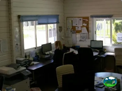 Recepción con escritorios y equipos del Camping Lo Monte, Pilar de la Horadada (Alicante)