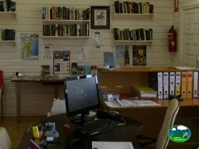 Recepción con escritorio y ordenador del Camping Lo Monte, Pilar de la Horadada (Alicante)
