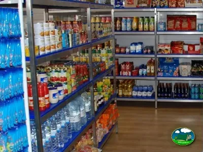 Supermercado interior con estanterías de productos del Camping Lo Monte, Pilar de la Horadada (Alicante)