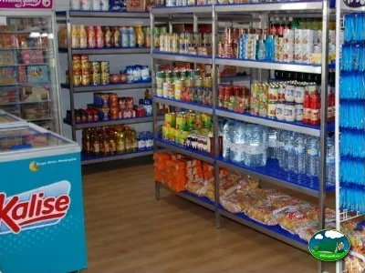 Supermercado interior con estanterías de productos del Camping Lo Monte, Pilar de la Horadada (Alicante)