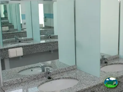 Aseos con lavabos y espejos del Camping Lo Monte, Pilar de la Horadada (Alicante)