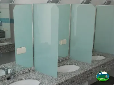 Aseos con inodoros y lavabos del Camping Lo Monte, Pilar de la Horadada (Alicante)