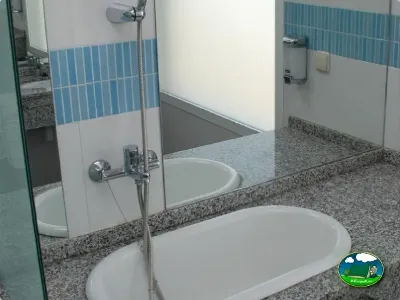 Aseos con lavabos y ducha del Camping Lo Monte, Pilar de la Horadada (Alicante)