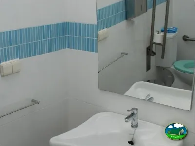 Aseos con lavabo y espejo del Camping Lo Monte, Pilar de la Horadada (Alicante)