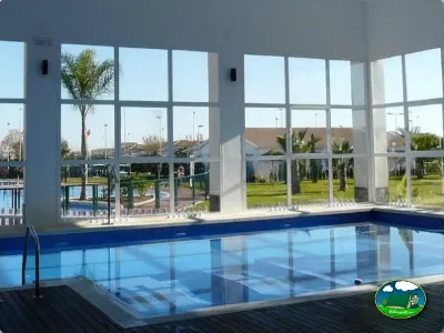 Piscina climatizada cubierta con vistas al parque del Camping Lo Monte, Pilar de la Horadada (Alicante)