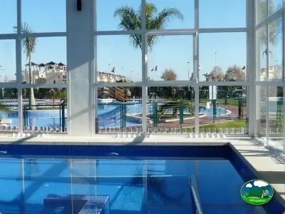 Piscina climatizada cubierta con vistas a piscina exterior del Camping Lo Monte, Pilar de la Horadada (Alicante)