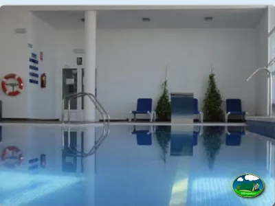 Piscina climatizada cubierta con tumbonas del Camping Lo Monte, Pilar de la Horadada (Alicante)