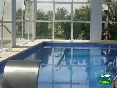 Piscina cubierta con vistas al jardín tropical del Camping Lo Monte, Pilar de la Horadada (Alicante)