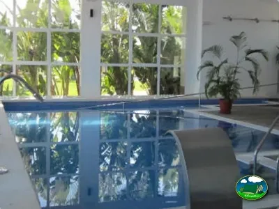 Piscina climatizada con vistas al jardín del Camping Lo Monte, Pilar de la Horadada (Alicante)