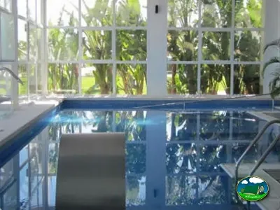 Piscina climatizada cubierta con vistas al jardín del Camping Lo Monte, Pilar de la Horadada (Alicante)