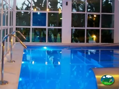 Piscina climatizada cubierta iluminada al atardecer del Camping Lo Monte, Pilar de la Horadada (Alicante)