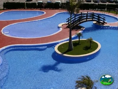 Piscina con puente y zona infantil del Camping Lo Monte, Pilar de la Horadada (Alicante)