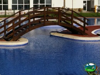 Piscina con puente de madera del Camping Lo Monte, Pilar de la Horadada (Alicante)