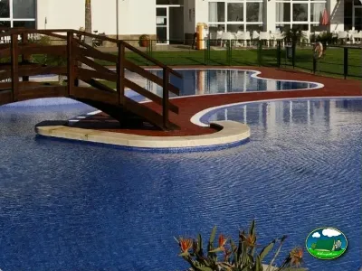 Piscina con puente de madera del Camping Lo Monte, Pilar de la Horadada (Alicante)